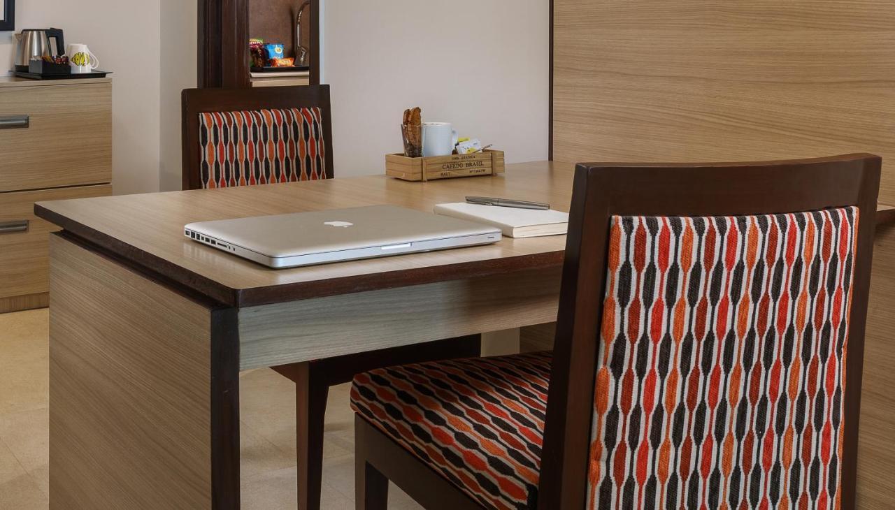 Sandal Suites By Lemon Tree Hotels Noida Eksteriør bilde