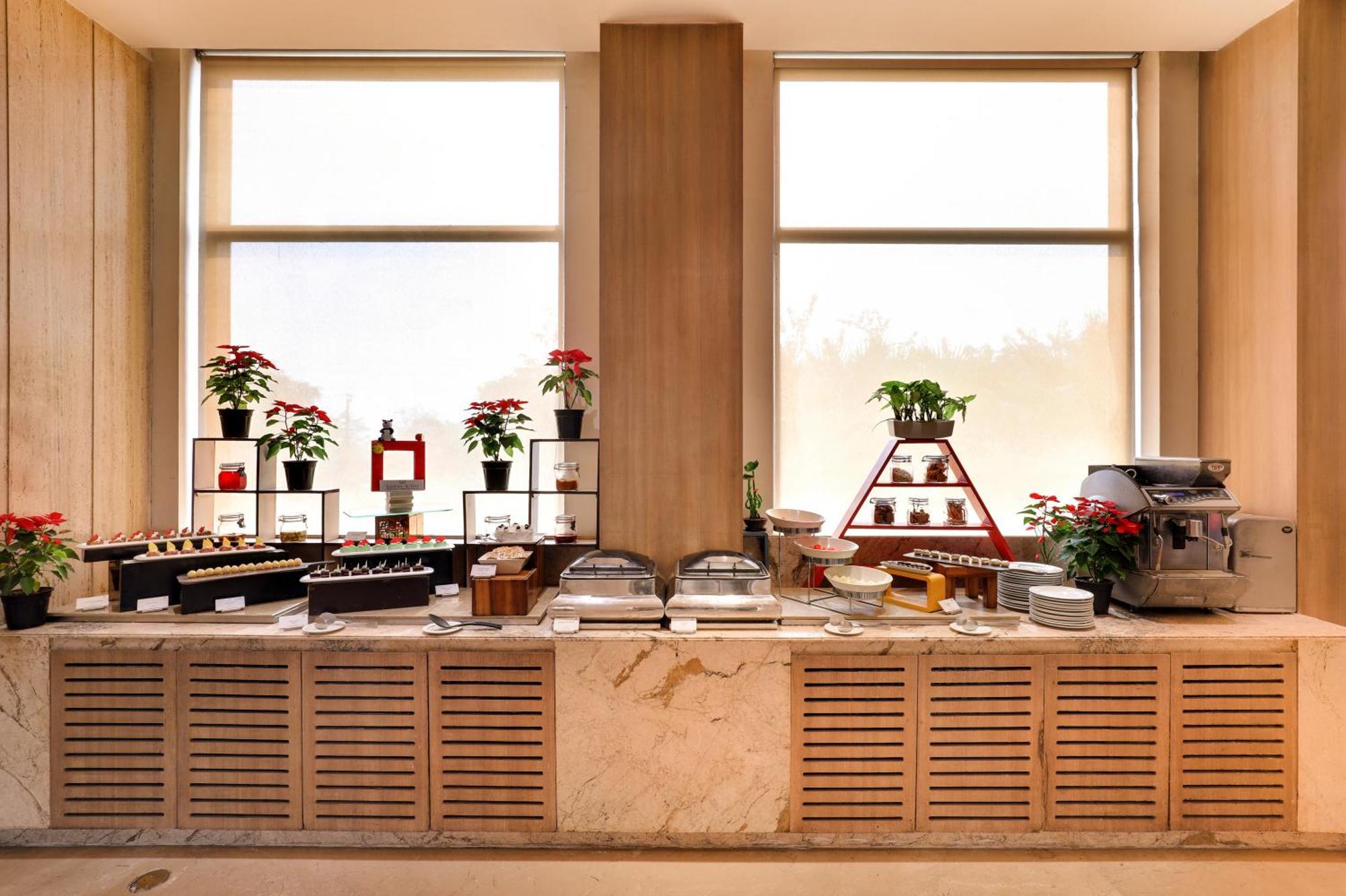 Sandal Suites By Lemon Tree Hotels Noida Eksteriør bilde
