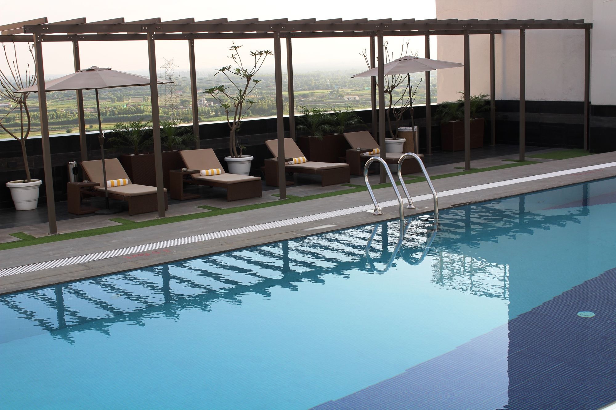 Sandal Suites By Lemon Tree Hotels Noida Eksteriør bilde