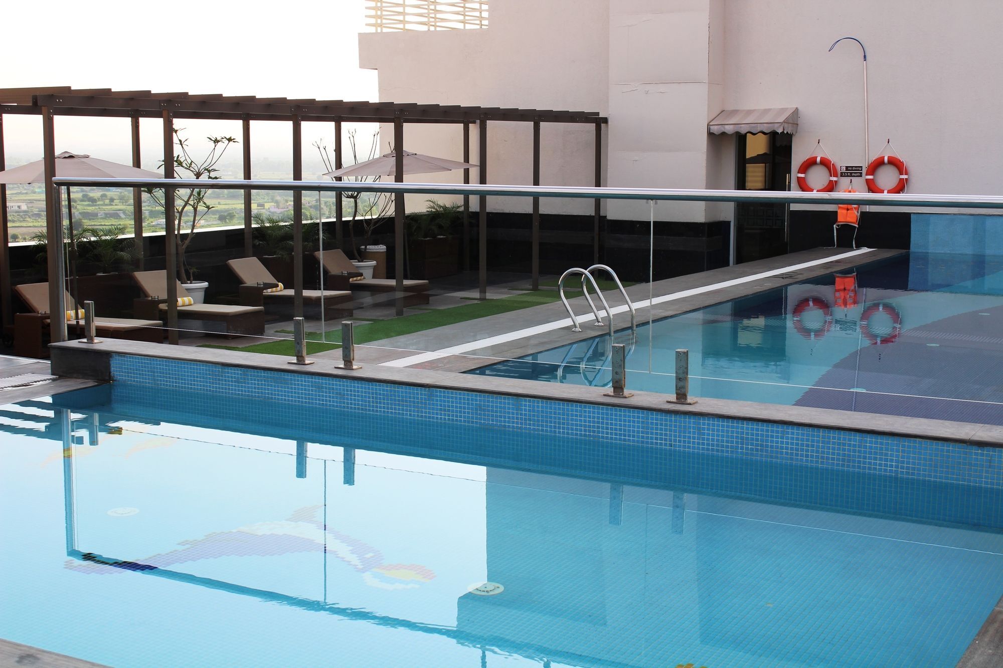 Sandal Suites By Lemon Tree Hotels Noida Eksteriør bilde